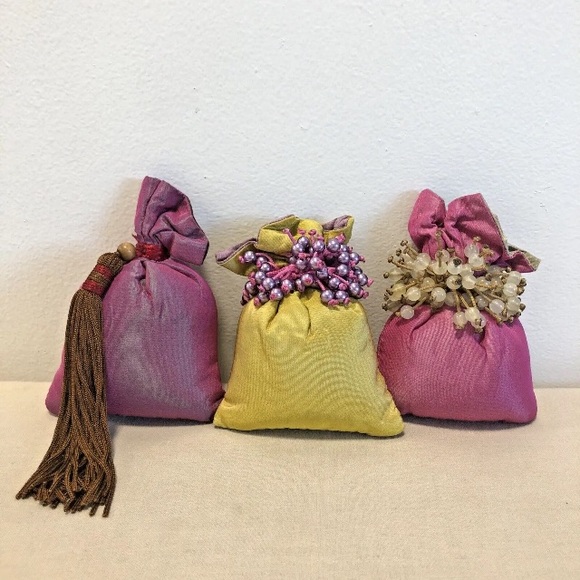 L'ARTISAN PARFUMEUR SACHETS. LOT OF 4 BEADED SACHETS - Picture 5 of 12